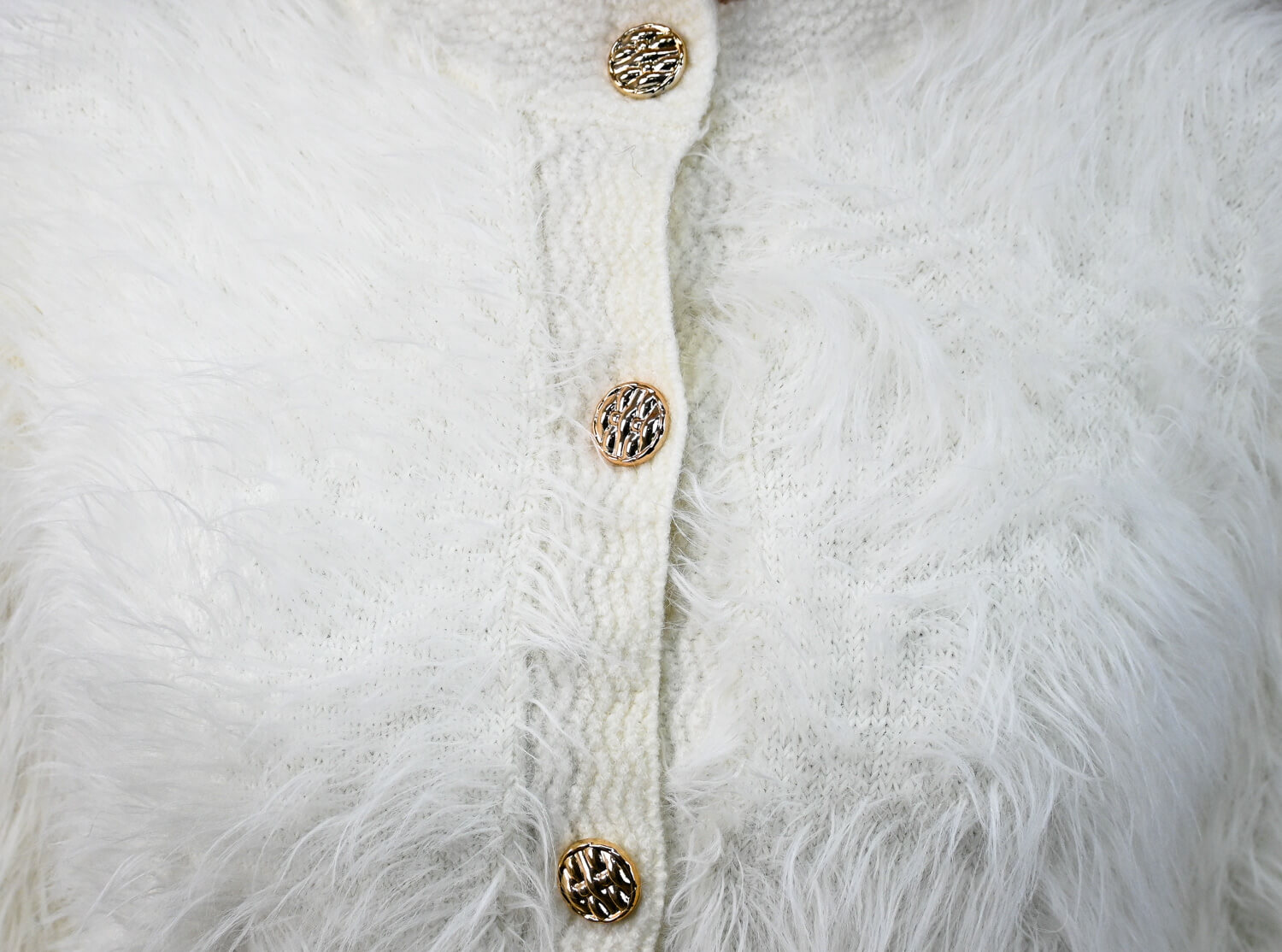 Chlpatý sveter so zlatými gombíkmi biely gombíky