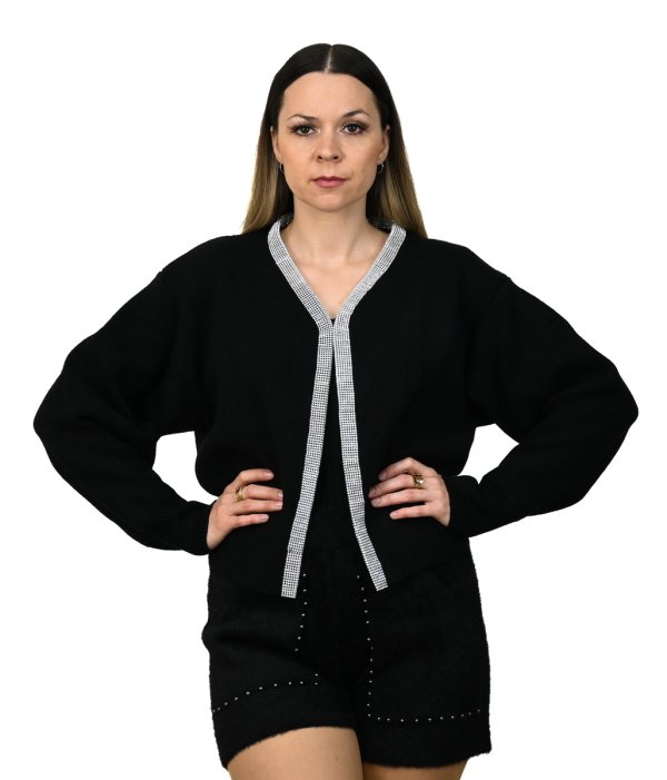 Teplý sveter so širokými rukávmi čierny spredu ruky vbok