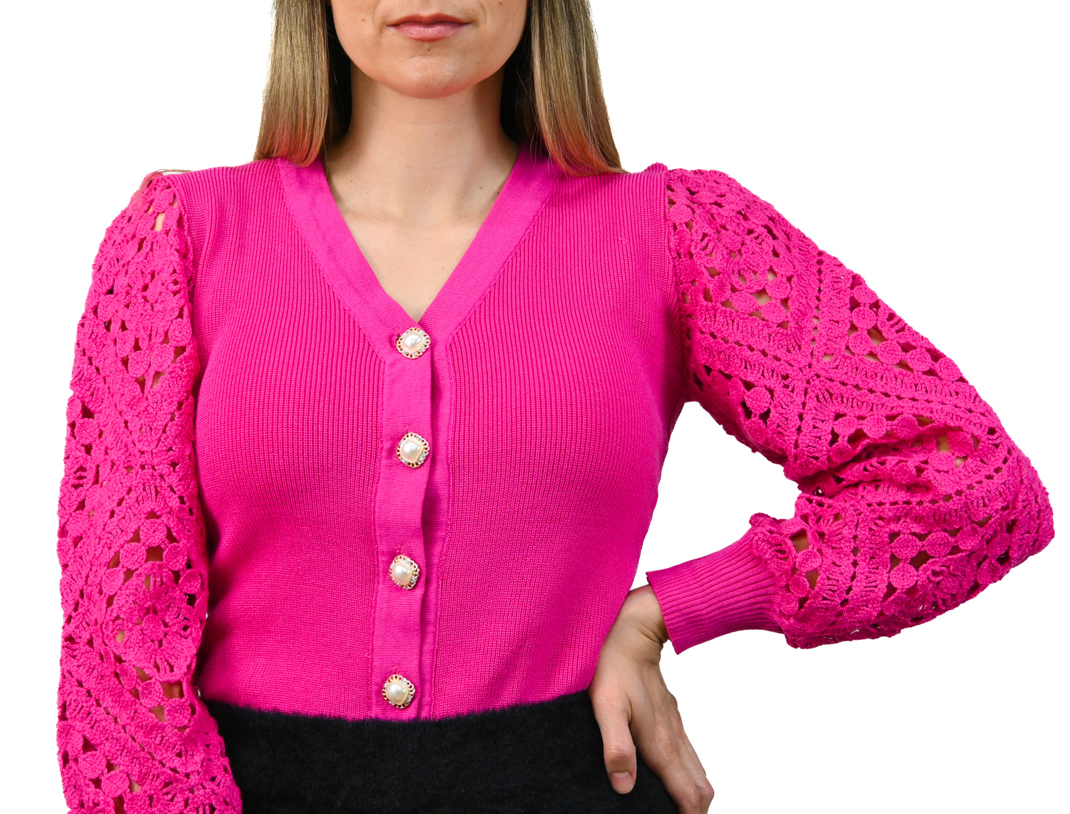 Fuchsiový sveter s perlovými gombíkami detail 02