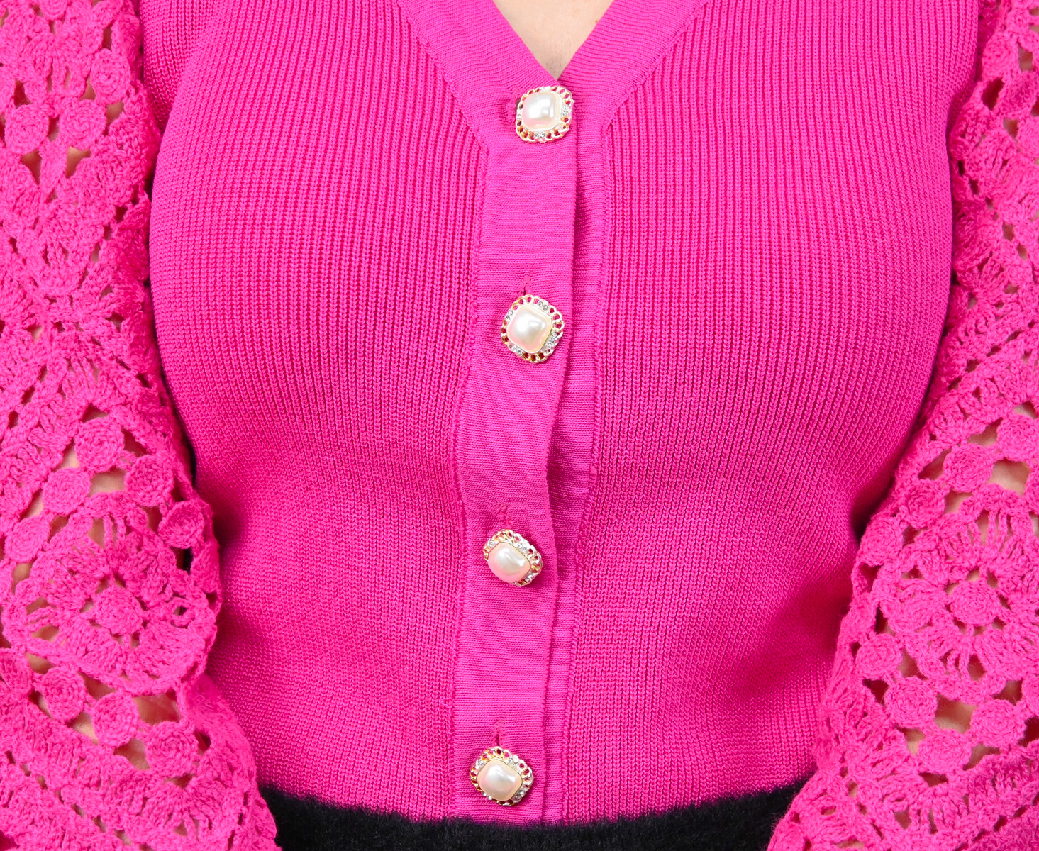 Fuchsiový sveter s perlovými gombíkami detail zblízka