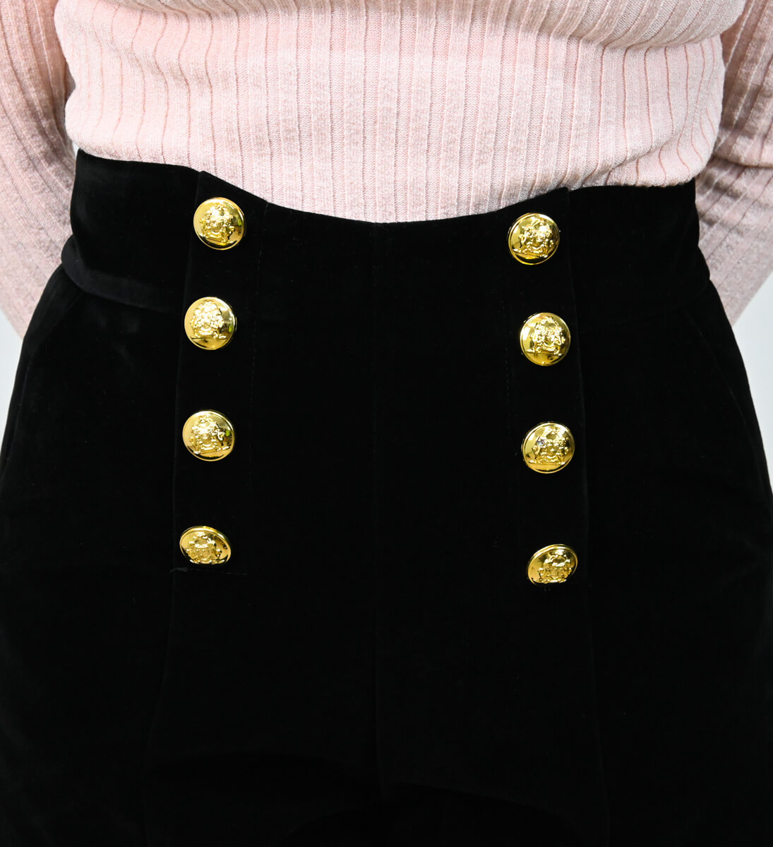 Zamatové dámske šortky so zlatými gombíkmi Julieta detail