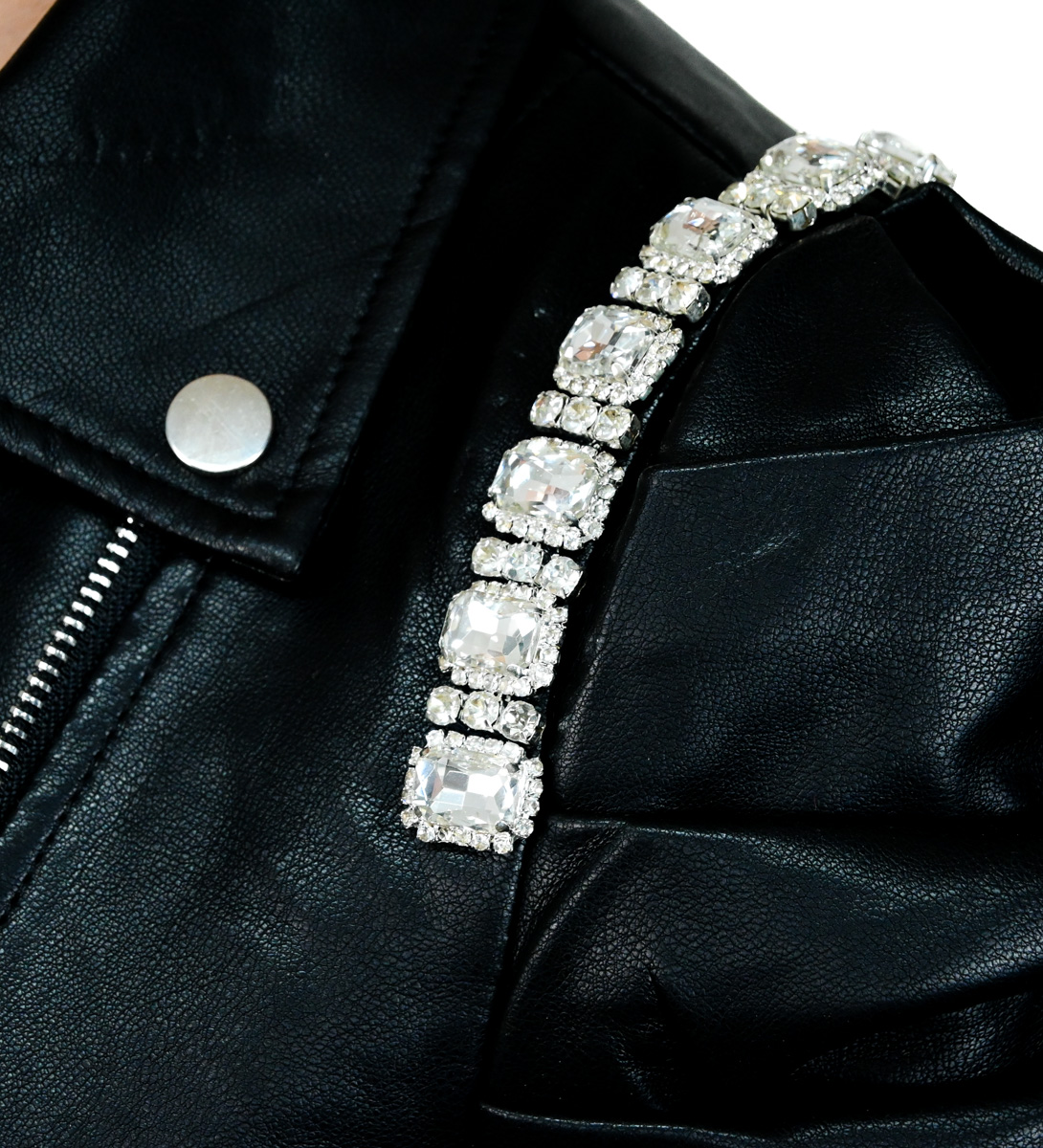 Krátka koženková bunda s puff rukávmi detail