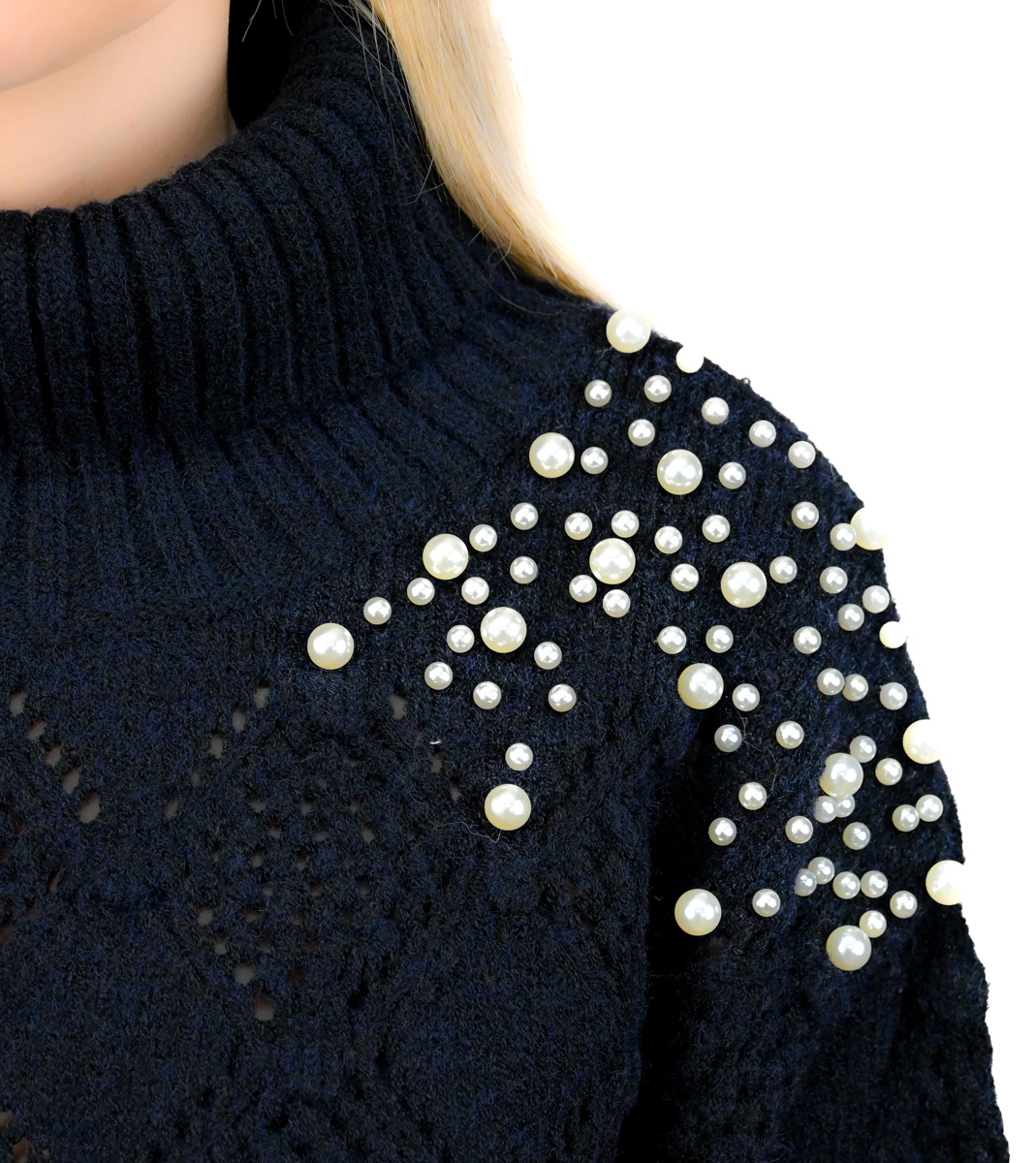 Pletený sveter čierny sveter s perlami detail perly