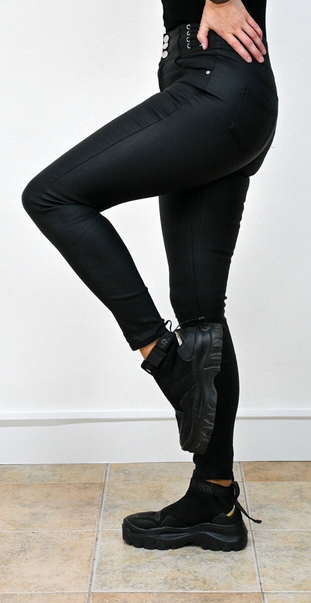 Čierne nohavice s vysokým pásom pohľad z boku