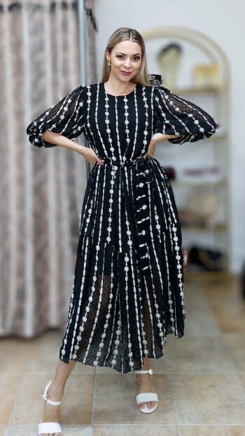 Čierne vyšívané šaty Lunna Krásna móda